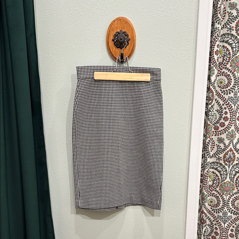 Anne Taylor, Petite, Stretch Houndstooth Skirt